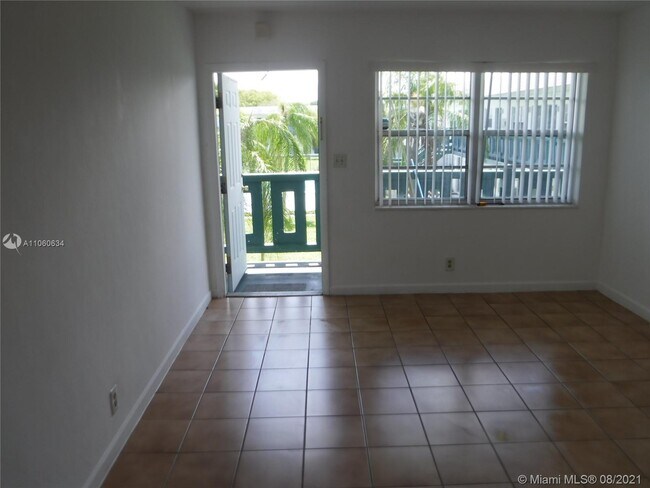 Building Photo - 1045 NE 39th Dr