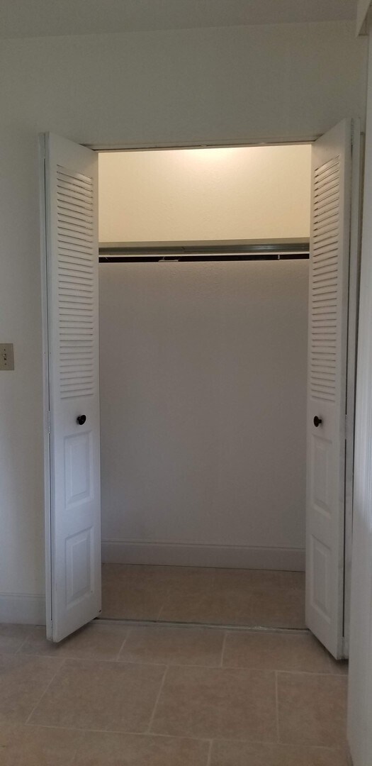 Building Photo - S. BISCAYNE & TAMIAMI TRAIL / 2 bedroom home / $ 1450