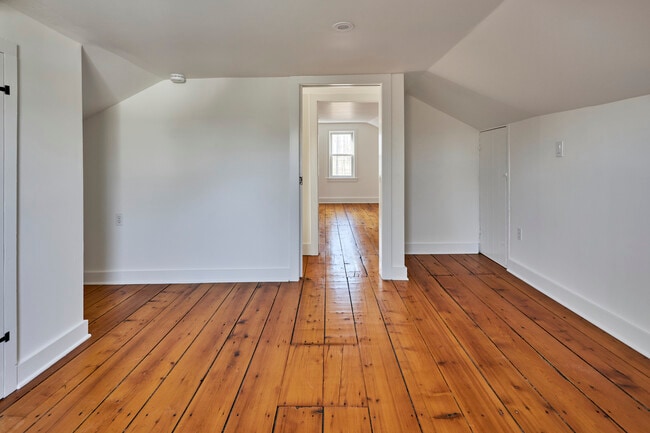 Building Photo - 16 Oak St