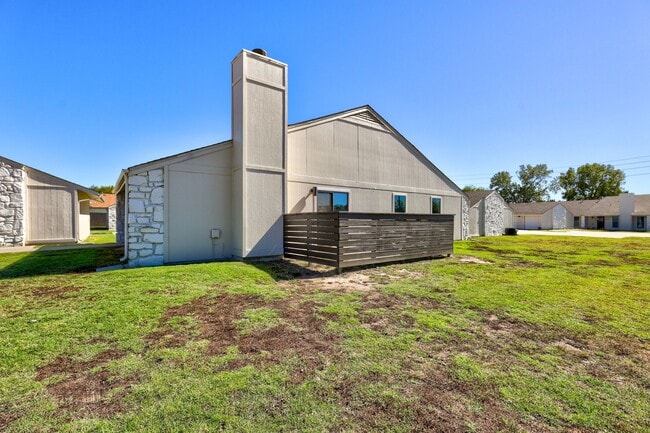 Building Photo - Home Like Living at Apartment Prices