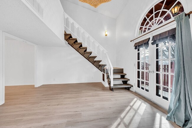 Building Photo - Great corner studio location in Belle Forest.