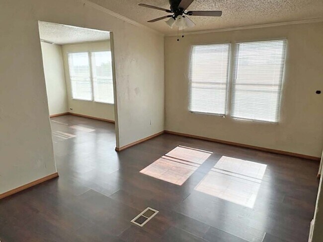 Building Photo - 1307 Speedway Dr