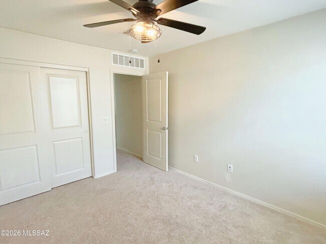 Building Photo - 866 E Artesia Pl
