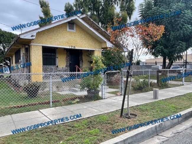Building Photo - Rent Ready / / Charming 3 Bedoom Home with...