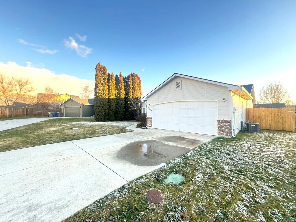 Building Photo - 4160 E Carnation Ct