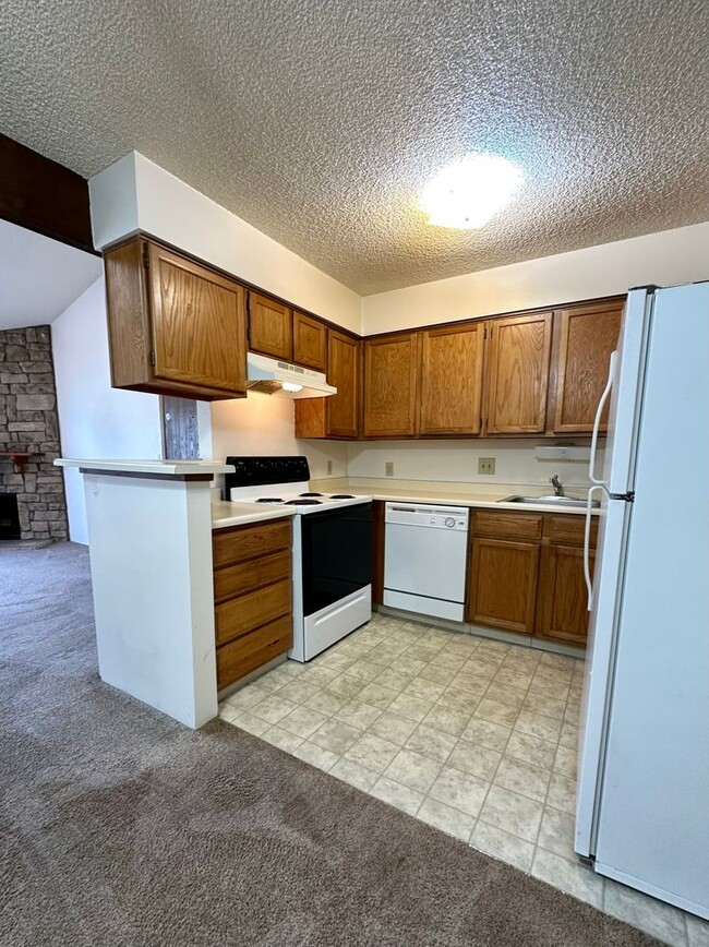 Building Photo - Spacious and Bright Top-Floor Apartment wi...