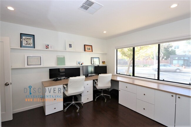 Building Photo - Centrally Located Mid-Century Contemporary Home