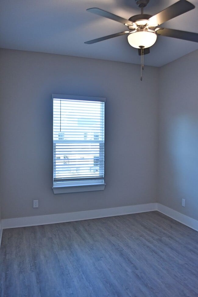 Building Photo - Available June 2025-Garage Unit Verandas a...