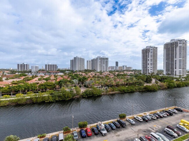 Building Photo - 3701 N Country Club Dr