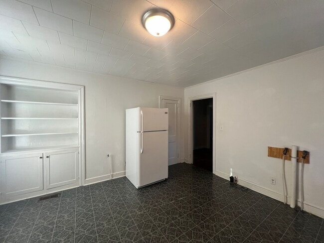 Building Photo - Ready to show!