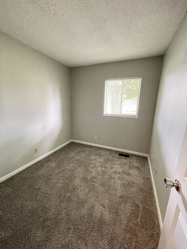 Building Photo - 4-Bedroom Home on the South Side - Available In May