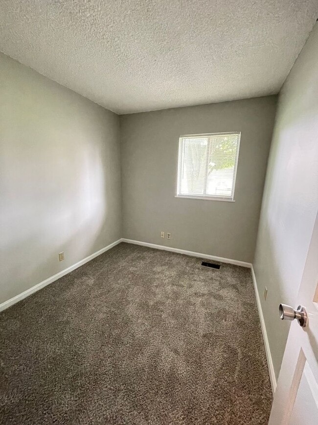 Building Photo - 4-Bedroom Home on the South Side - Available NOW