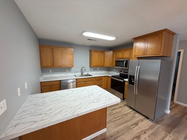 Building Photo - Large 2 Bedroom with Fenced Yard!