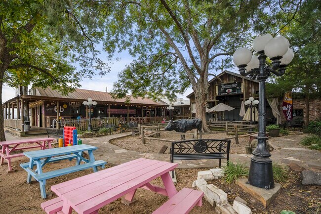 Building Photo - 628 Foster St