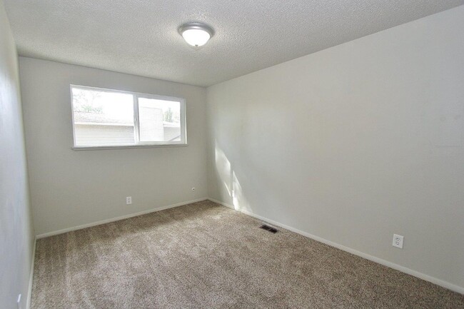 Building Photo - Spacious Home in Quiet Neighborhood