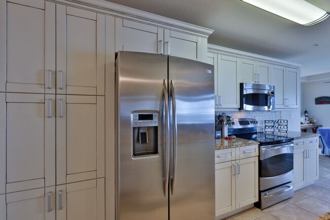 Building Photo - Oceanfront Condo 2 bed/ 2ba Beautifully Decorated and Furnished