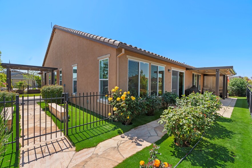 Building Photo - 377 Silver Ridge Dr