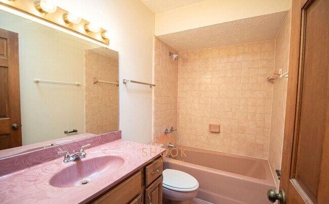 Building Photo - Move-in Special! Move in before the end of January and receive 50% OFF February’s rent! Large 3 B...