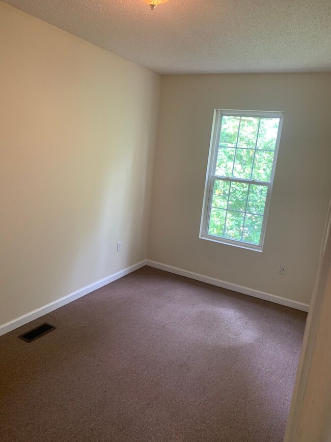 Building Photo - Ideal Home Located in the City Limits