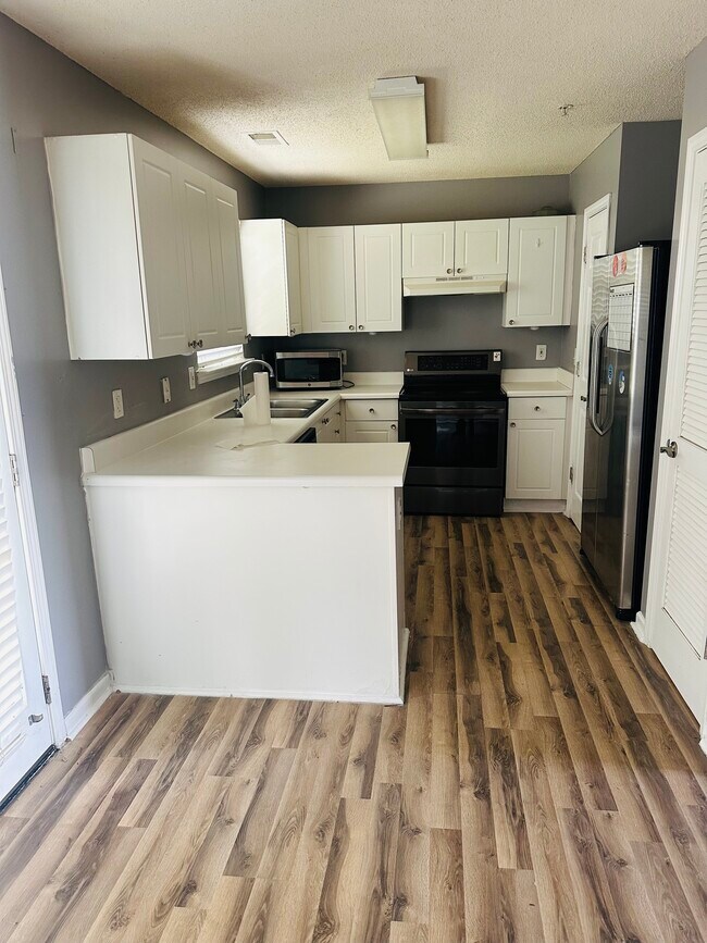 Building Photo - 338 Goldenrod Dr