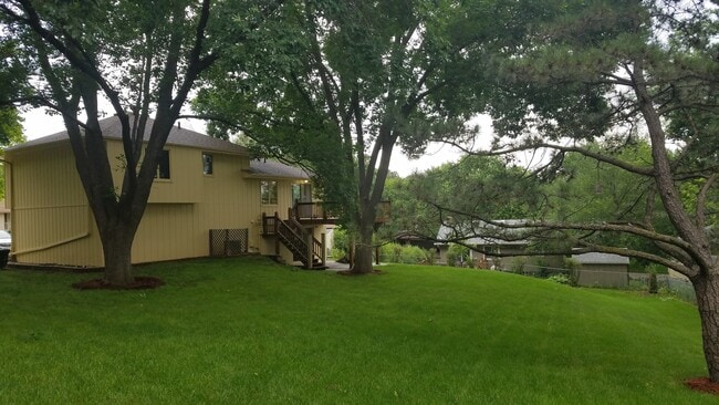 Building Photo - Split level with huge yard