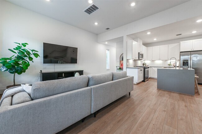 Building Photo - 7607 Victory Reserve St