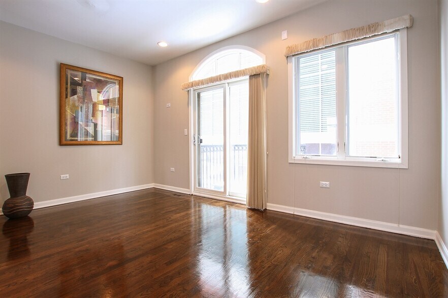 Dining - 331 E 17th St