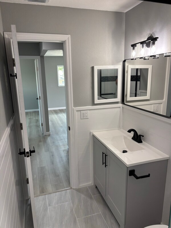 Building Photo - 460 Base Ave E