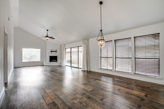 Building Photo - RENOVATED 2-BEDROOM IN WHISPERING OAKS