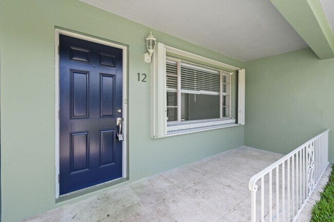 Building Photo - Beautifully maintained 2-bed/2-bath single-family residence is available for rent in one of West ...