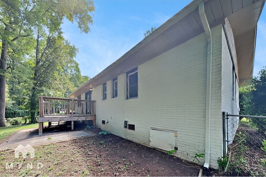 Building Photo - 6143 Castle Ct