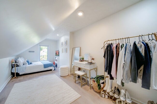 Building Photo - Ultimate 6-Bedroom House with Modern Kitchen, Baths & Private Parking!