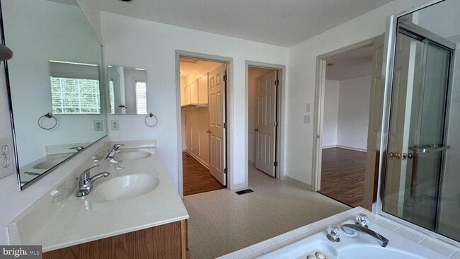 Building Photo - 822 W Boxborough Dr