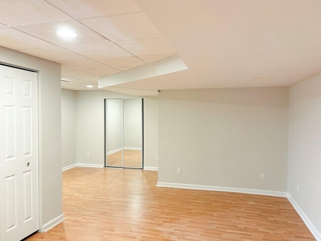 Building Photo - 180 Deer Run Ct
