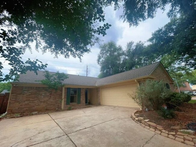 Building Photo - 3010 Flintwood Dr