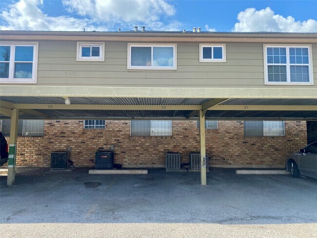 Building Photo - 6401 Skyline Dr