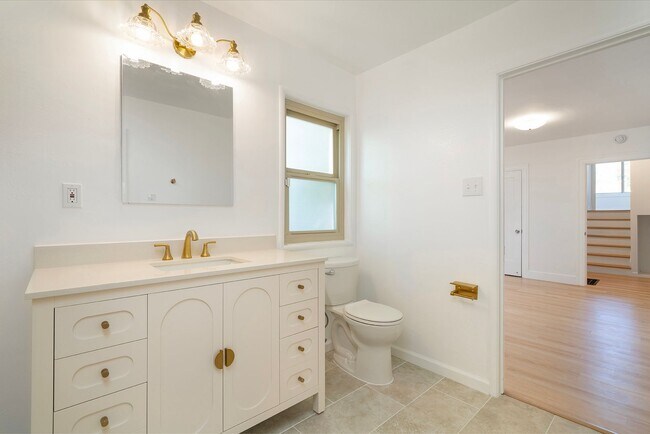 Building Photo - Spacious Two Story Albany Home Two Blocks ...
