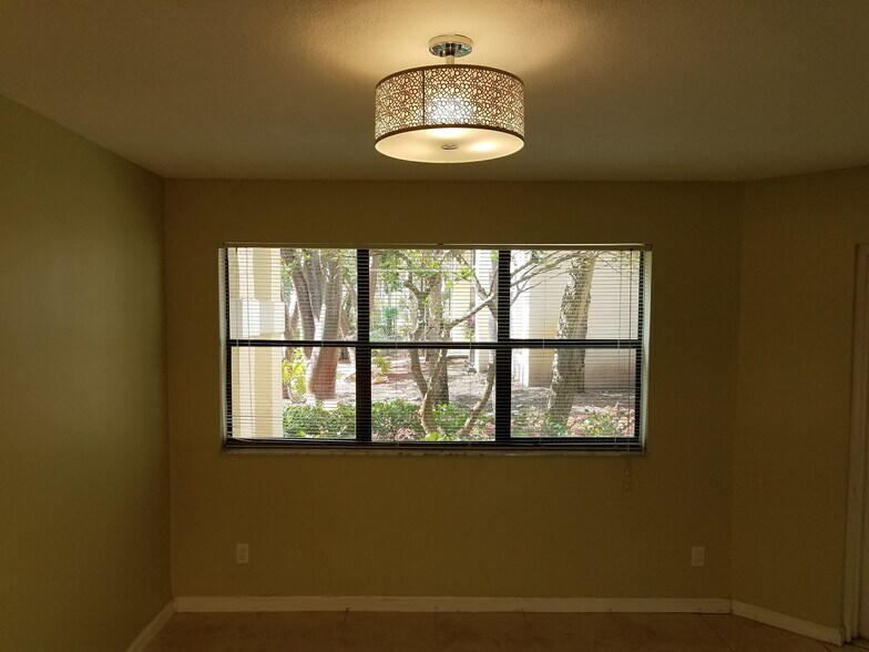 Living room is nicely laid out. There are mini-blinds that can be closed for privacy. - 550 S Park Rd