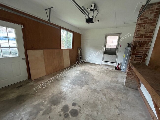 Building Photo - Stunning 4-bedroom, 2-bath Home with Attached Garage