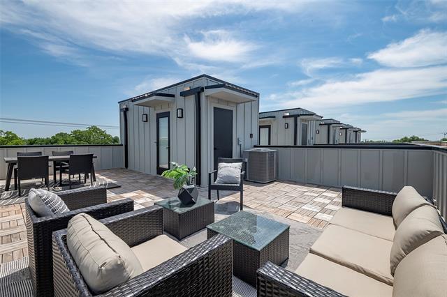 Building Photo - 1423 N Carroll Ave