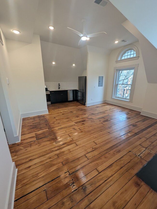 Building Photo - Beautifully Renovated 1 Bed, 1 Bath With In-Unit Washer/Dryer and New Appliances