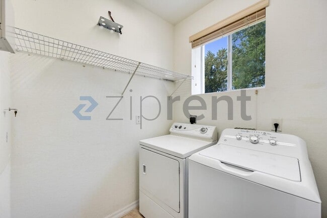 Building Photo - 3158 Antica St