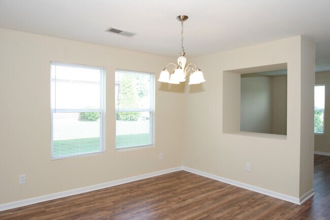 Building Photo - Move-In Special!