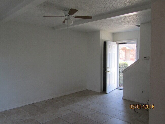 Building Photo - Very Nice 2-Bedroom Townhome near OKC Community College