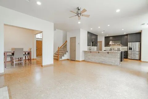 Building Photo - 300 Turtle Ct