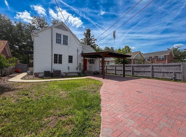 Building Photo - Luxury Historic Home Near UF | Fully Renovated 3BR/2BA with Private Yard & Premium Finishes