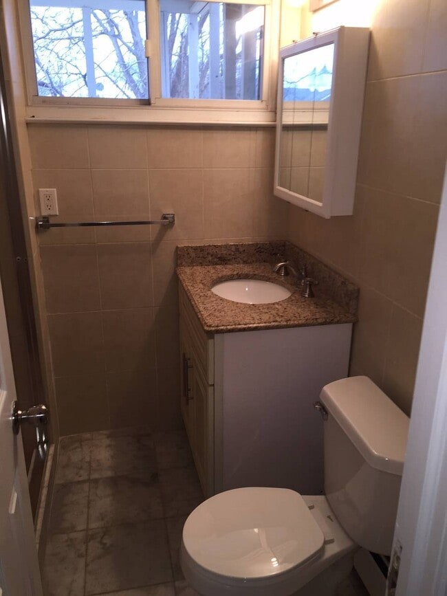 Building Photo - 68 University Heights Dr