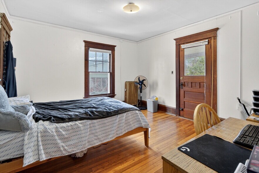 Bedroom - 305 Wyckoff Ave