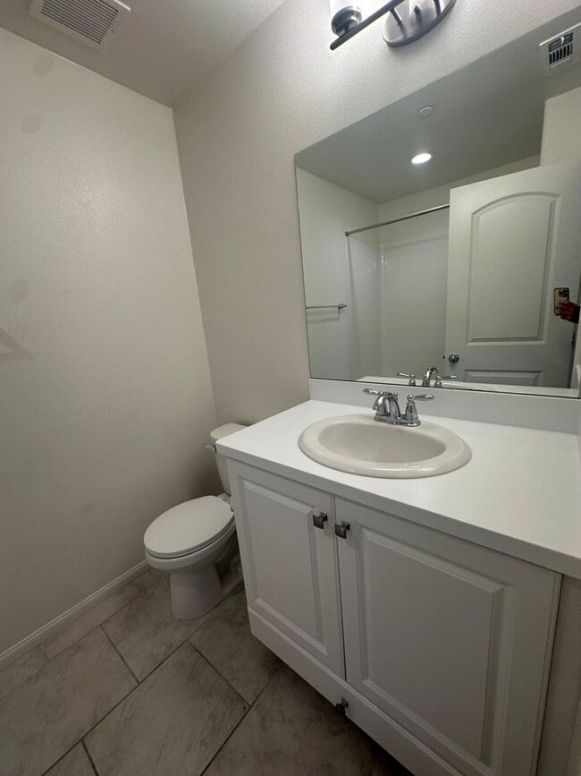 Building Photo - SMART Townhome 3bd 3ba Gated Community