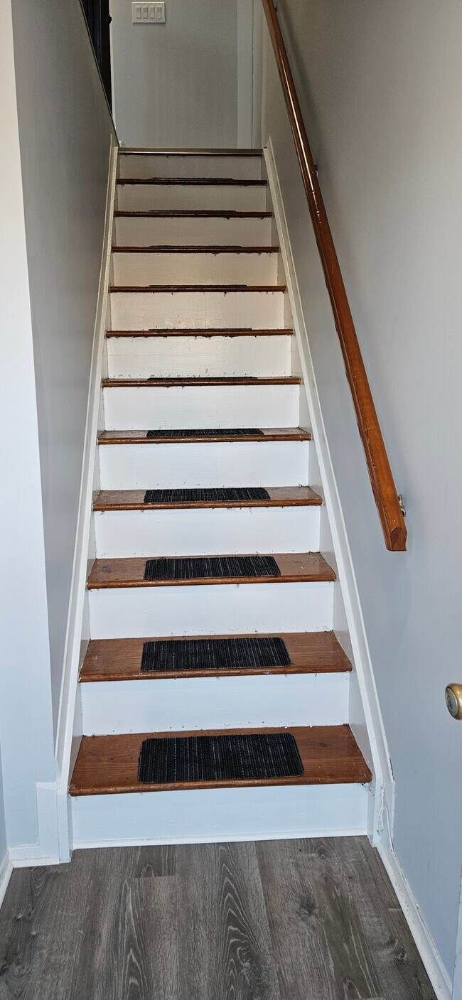 2nd Floor Apartment - 20 Franklin Ln